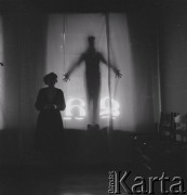Marzec-kwiecień 1961, Warszawa, Polska.
Wystawa malarstwa Barbary Pniewskiej w Galerii Krzywe Koło.
Fot. Irena Jarosińska, zbiory Ośrodka KARTA