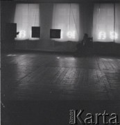 Marzec-kwiecień 1961, Warszawa, Polska.
Wystawa malarstwa Barbary Pniewskiej w Galerii Krzywe Koło.
Fot. Irena Jarosińska, zbiory Ośrodka KARTA
