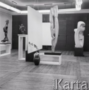 Czerwiec 1963, Warszawa, Polska.
Wernisaż wystawy rzeźb tureckiej artystki Lerzan Bengisu w Galerii Krzywe Koło.
Fot. Irena Jarosińska, zbiory Ośrodka KARTA