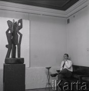 Czerwiec 1963, Warszawa, Polska.
Wernisaż wystawy rzeźb tureckiej artystki Lerzan Bengisu w Galerii Krzywe Koło. Marian Bogusz przy rzeźbach.
Fot. Irena Jarosińska, zbiory Ośrodka KARTA