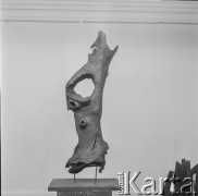 Czerwiec 1963, Warszawa, Polska.
Wernisaż wystawy rzeźb tureckiej artystki Lerzan Bengisu w Galerii Krzywe Koło.
Fot. Irena Jarosińska, zbiory Ośrodka KARTA