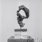Czerwiec 1963, Warszawa, Polska.
Wernisaż wystawy rzeźb tureckiej artystki Lerzan Bengisu w Galerii Krzywe Koło.
Fot. Irena Jarosińska, zbiory Ośrodka KARTA
