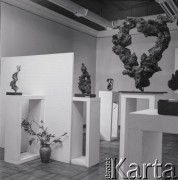 Czerwiec 1963, Warszawa, Polska.
Wernisaż wystawy rzeźb tureckiej artystki Lerzan Bengisu w Galerii Krzywe Koło.
Fot. Irena Jarosińska, zbiory Ośrodka KARTA