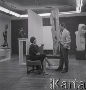 Czerwiec 1963, Warszawa, Polska.
Wernisaż wystawy rzeźb tureckiej artystki Lerzan Bengisu w Galerii Krzywe Koło. Artystka w czasie rozmowy z malarzem Marianem Boguszem.
Fot. Irena Jarosińska, zbiory Ośrodka KARTA