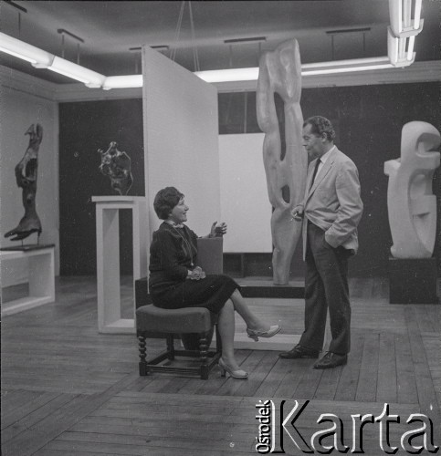 Czerwiec 1963, Warszawa, Polska.
Wernisaż wystawy rzeźb tureckiej artystki Lerzan Bengisu w Galerii Krzywe Koło. Artystka w czasie rozmowy z malarzem Marianem Boguszem.
Fot. Irena Jarosińska, zbiory Ośrodka KARTA