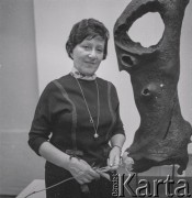 Czerwiec 1963, Warszawa, Polska.
Wernisaż wystawy rzeźb tureckiej artystki Lerzan Bengisu w Galerii Krzywe Koło. Nz. artystka ze swoją rzeźbą.
Fot. Irena Jarosińska, zbiory Ośrodka KARTA