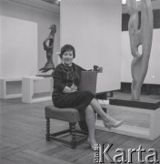 Czerwiec 1963, Warszawa, Polska.
Wernisaż wystawy rzeźb tureckiej artystki Lerzan Bengisu w Galerii Krzywe Koło. Nz. artystka ze swoimi rzeźbami.
Fot. Irena Jarosińska, zbiory Ośrodka KARTA