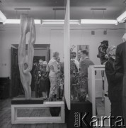 Czerwiec 1963, Warszawa, Polska.
Wernisaż wystawy rzeźb tureckiej artystki Lerzan Bengisu w Galerii Krzywe Koło. Wśród gości m.in. Alfred Lenica (w głębi, przy drzwiach, w okularach).
Fot. Irena Jarosińska, zbiory Ośrodka KARTA