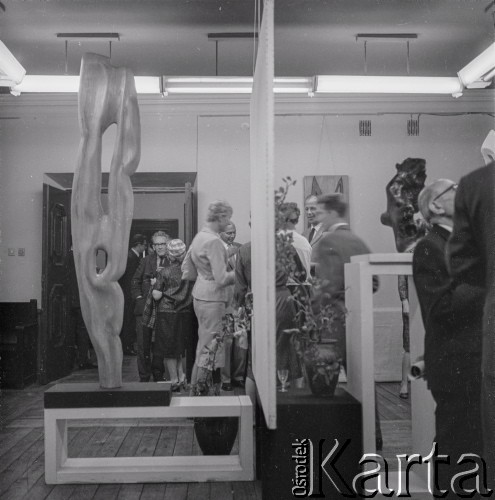 Czerwiec 1963, Warszawa, Polska.
Wernisaż wystawy rzeźb tureckiej artystki Lerzan Bengisu w Galerii Krzywe Koło. Wśród gości m.in. Alfred Lenica (w głębi, przy drzwiach, w okularach).
Fot. Irena Jarosińska, zbiory Ośrodka KARTA