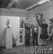 Czerwiec 1963, Warszawa, Polska.
Wernisaż wystawy rzeźb tureckiej artystki Lerzan Bengisu (w czarnej sukience) w Galerii Krzywe Koło.
Fot. Irena Jarosińska, zbiory Ośrodka KARTA