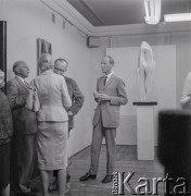 Czerwiec 1963, Warszawa, Polska.
Wernisaż wystawy rzeźb tureckiej artystki Lerzan Bengisu w Galerii Krzywe Koło.
Fot. Irena Jarosińska, zbiory Ośrodka KARTA