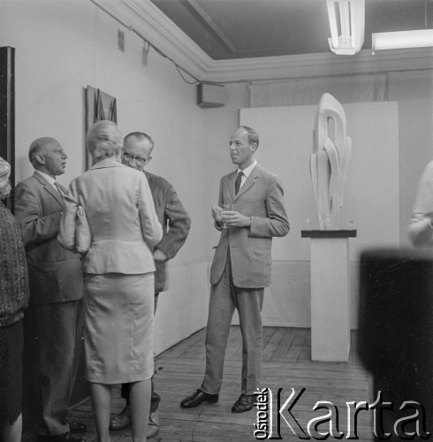 Czerwiec 1963, Warszawa, Polska.
Wernisaż wystawy rzeźb tureckiej artystki Lerzan Bengisu w Galerii Krzywe Koło.
Fot. Irena Jarosińska, zbiory Ośrodka KARTA