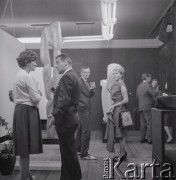 Czerwiec 1963, Warszawa, Polska.
Wernisaż wystawy rzeźb tureckiej artystki Lerzan Bengisu w Galerii Krzywe Koło. Wśród gości m.in. malarz Kajetan Sosnowski (2. z lewej).
Fot. Irena Jarosińska, zbiory Ośrodka KARTA