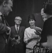 Czerwiec 1963, Warszawa, Polska.
Wernisaż wystawy rzeźb tureckiej artystki Lerzan Bengisu w Galerii Krzywe Koło.
Fot. Irena Jarosińska, zbiory Ośrodka KARTA