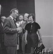 Czerwiec 1963, Warszawa, Polska.
Wernisaż wystawy rzeźb tureckiej artystki Lerzan Bengisu (w czarnej sukience) w Galerii Krzywe Koło.
Fot. Irena Jarosińska, zbiory Ośrodka KARTA