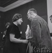Czerwiec 1963, Warszawa, Polska.
Wernisaż wystawy rzeźb tureckiej artystki Lerzan Bengisu (w czarnej sukience) w Galerii Krzywe Koło.
Fot. Irena Jarosińska, zbiory Ośrodka KARTA