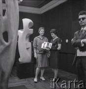 Czerwiec 1963, Warszawa, Polska.
Wernisaż wystawy rzeźb tureckiej artystki Lerzan Bengisu w Galerii Krzywe Koło.
Fot. Irena Jarosińska, zbiory Ośrodka KARTA