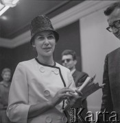 Czerwiec 1963, Warszawa, Polska.
Wernisaż wystawy rzeźb tureckiej artystki Lerzan Bengisu w Galerii Krzywe Koło.
Fot. Irena Jarosińska, zbiory Ośrodka KARTA