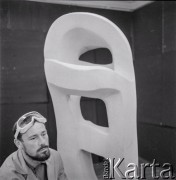 Czerwiec 1963, Warszawa, Polska.
Wernisaż wystawy rzeźb tureckiej artystki Lerzan Bengisu w Galerii Krzywe Koło.
Fot. Irena Jarosińska, zbiory Ośrodka KARTA