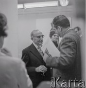 Czerwiec 1963, Warszawa, Polska.
Wernisaż wystawy rzeźb tureckiej artystki Lerzan Bengisu w Galerii Krzywe Koło.
Fot. Irena Jarosińska, zbiory Ośrodka KARTA