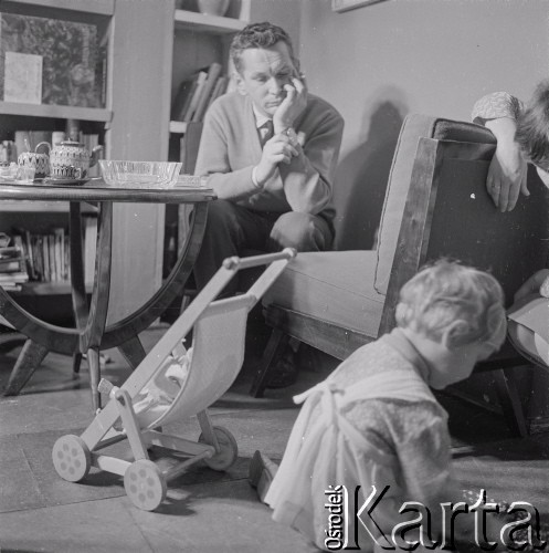 1962, Olsztyn, Polska.
Malarz Andrzej Samulowski z córką.
Fot. Irena Jarosińska, zbiory Ośrodka KARTA