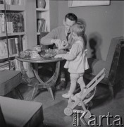 1962, Olsztyn, Polska.
Malarz Andrzej Samulowski z córką.
Fot. Irena Jarosińska, zbiory Ośrodka KARTA