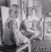 1962, Olsztyn, Polska.
Malarz Andrzej Samulowski z córką.
Fot. Irena Jarosińska, zbiory Ośrodka KARTA