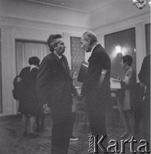7–25.10.1970, Warszawa, Polska. 
VIII Międzynarodowy Konkurs Pianistyczny im. Fryderyka Chopina. Rozmowy w kuluarach Filharmonii Narodowej.
Fot. Irena Jarosińska, zbiory Ośrodka KARTA