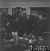 7–25.10.1970, Warszawa, Polska. 
VIII Międzynarodowy Konkurs Pianistyczny im. Fryderyka Chopina. Rozmowy w kuluarach Filharmonii Narodowej.
Fot. Irena Jarosińska, zbiory Ośrodka KARTA