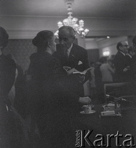 7–25.10.1970, Warszawa, Polska. 
VIII Międzynarodowy Konkurs Pianistyczny im. Fryderyka Chopina. Rozmowy w kuluarach Filharmonii Narodowej, po lewej Tatiana Nikołajewa.
Fot. Irena Jarosińska, zbiory Ośrodka KARTA