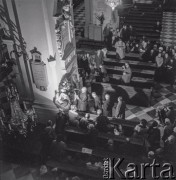 7–25.10.1970, Warszawa, Polska. 
Składanie kwiatów pod epitafium Fryderyka Chopina w kościele Świętego Krzyża (w filarze świątyni wmurowana jest urna z sercem pianisty) w czasie VIII Międzynarodowego Konkursu Pianistycznego im. Fryderyka Chopina.
Fot. Irena Jarosińska, zbiory Ośrodka KARTA