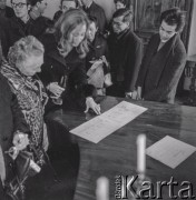 7–25.10.1970, Żelazowa Wola, Polska. 
Uczestnicy VIII Międzynarodowego Konkursu Pianistycznego im. Fryderyka Chopina w domu urodzenia Chopina w Żelazowej Woli.
Fot. Irena Jarosińska, zbiory Ośrodka KARTA