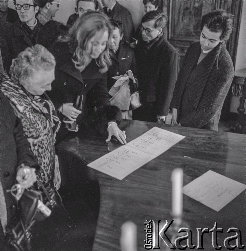 7–25.10.1970, Żelazowa Wola, Polska. 
Uczestnicy VIII Międzynarodowego Konkursu Pianistycznego im. Fryderyka Chopina w domu urodzenia Chopina w Żelazowej Woli.
Fot. Irena Jarosińska, zbiory Ośrodka KARTA