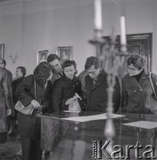 7–25.10.1970, Żelazowa Wola, Polska. 
Uczestnicy VIII Międzynarodowego Konkursu Pianistycznego im. Fryderyka Chopina w domu urodzenia Chopina w Żelazowej Woli.
Fot. Irena Jarosińska, zbiory Ośrodka KARTA