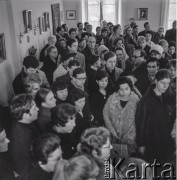 7–25.10.1970, Żelazowa Wola, Polska. 
Uczestnicy VIII Międzynarodowego Konkursu Pianistycznego im. Fryderyka Chopina w domu urodzenia Chopina w Żelazowej Woli.
Fot. Irena Jarosińska, zbiory Ośrodka KARTA