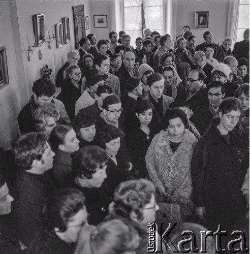 7–25.10.1970, Żelazowa Wola, Polska. 
Uczestnicy VIII Międzynarodowego Konkursu Pianistycznego im. Fryderyka Chopina w domu urodzenia Chopina w Żelazowej Woli.
Fot. Irena Jarosińska, zbiory Ośrodka KARTA
