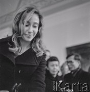 7–25.10.1970, Żelazowa Wola, Polska. 
Uczestnicy VIII Międzynarodowego Konkursu Pianistycznego im. Fryderyka Chopina w domu urodzenia Chopina w Żelazowej Woli.
Fot. Irena Jarosińska, zbiory Ośrodka KARTA