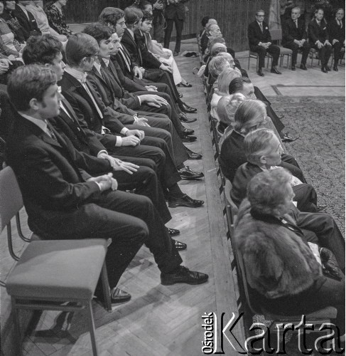 7–25.10.1970, Warszawa, Polska. 
VIII Międzynarodowy Konkurs Pianistyczny im. Fryderyka Chopina. Finaliści konkursu, m.in.: Marek Drewnowski (1. z lewej),  Janusz Olejniczak (2. z lewej), Piotr Paleczny (3. z lewej), Garrick Ohlsson (6. z lewej), Eugen Indjic (7. z lewej).
Fot. Irena Jarosińska, zbiory Ośrodka KARTA