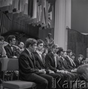 7–25.10.1970, Warszawa, Polska. 
VIII Międzynarodowy Konkurs Pianistyczny im. Fryderyka Chopina. Finaliści konkursu, m.in.: Marek Drewnowski (1. z lewej),  Janusz Olejniczak (2. z lewej), Piotr Paleczny (3. z lewej), Garrick Ohlsson (6. z lewej), Eugen Indjic (7. z lewej).
Fot. Irena Jarosińska, zbiory Ośrodka KARTA