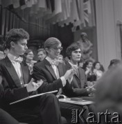 7–25.10.1970, Warszawa, Polska. 
VIII Międzynarodowy Konkurs Pianistyczny im. Fryderyka Chopina. Finaliści konkursu, m.in.:  Janusz Olejniczak (1. z lewej), Piotr Paleczny (2. z lewej).
Fot. Irena Jarosińska, zbiory Ośrodka KARTA