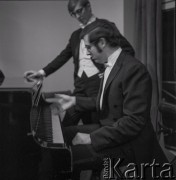 7–25.10.1970, Warszawa, Polska. 
VIII Międzynarodowy Konkurs Pianistyczny im. Fryderyka Chopina. Przy fortepianie zwycięzca Garrick Ohlsson - pianista ze Stanów Zjednoczonych i laureat III nagrody Piotr Paleczny.
Fot. Irena Jarosińska, zbiory Ośrodka KARTA