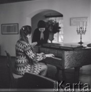 7–25.10.1970, Żelazowa Wola, Polska. 
Uczestnicy VIII Międzynarodowego Konkursu Pianistycznego im. Fryderyka Chopina w domu urodzenia Chopina w Żelazowej Woli.
Fot. Irena Jarosińska, zbiory Ośrodka KARTA