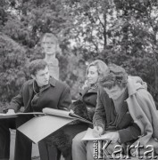 7–25.10.1970, Żelazowa Wola, Polska. 
Uczestnicy VIII Międzynarodowego Konkursu Pianistycznego im. Fryderyka Chopina przed domem urodzenia Chopina w Żelazowej Woli.
Fot. Irena Jarosińska, zbiory Ośrodka KARTA