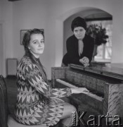 7–25.10.1970, Żelazowa Wola, Polska. 
Uczestnicy VIII Międzynarodowego Konkursu Pianistycznego im. Fryderyka Chopina w domu urodzenia Chopina w Żelazowej Woli.
Fot. Irena Jarosińska, zbiory Ośrodka KARTA