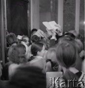 7–25.10.1970, Warszawa, Polska. 
VIII Międzynarodowy Konkurs Pianistyczny im. Fryderyka Chopina. Publiczność zbiera autografy od laureatów.
Fot. Irena Jarosińska, zbiory Ośrodka KARTA