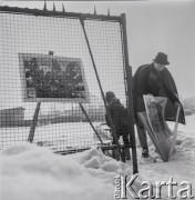 1973, Katowice, Polska.
Grafik Stefan Suberlak ze swoimi pracami.
Fot. Irena Jarosińska, zbiory Ośrodka KARTA