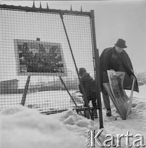 1973, Katowice, Polska.
Grafik Stefan Suberlak ze swoimi pracami.
Fot. Irena Jarosińska, zbiory Ośrodka KARTA