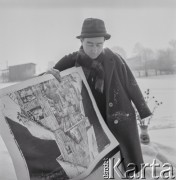 1973, Katowice, Polska.
Grafik Stefan Suberlak ze swoją pracą.
Fot. Irena Jarosińska, zbiory Ośrodka KARTA