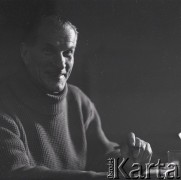 1976, Poznań, Polska.
Pisarz Arkady Fiedler w swoim mieszkaniu.
Fot. Irena Jarosińska, zbiory Ośrodka KARTA