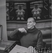 1976, Poznań, Polska.
Pisarz Arkady Fiedler w swoim mieszkaniu.
Fot. Irena Jarosińska, zbiory Ośrodka KARTA